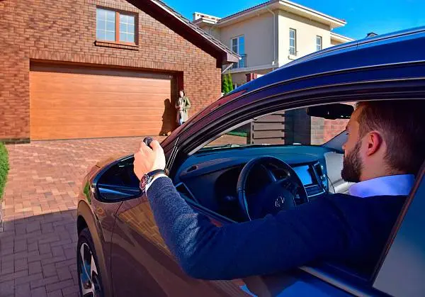 Пульт в подарок при покупке секционных ворот Prestige